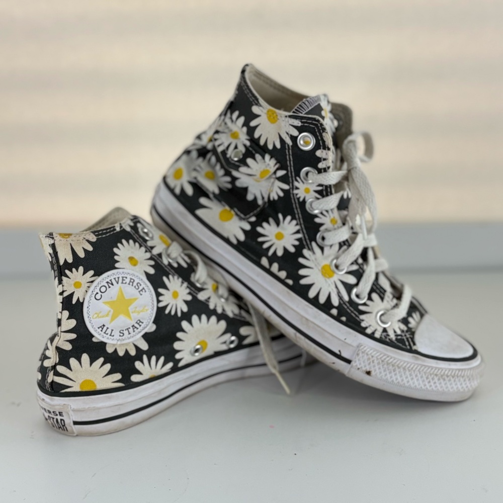 *RARE* Daisy Canvas Chuck Taylor All Star High Tops